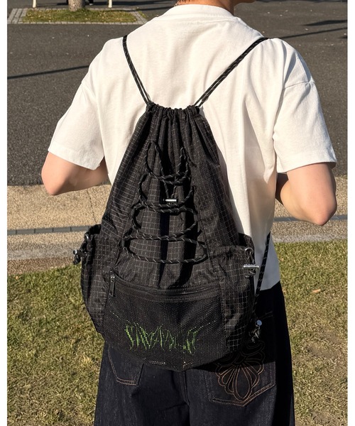 DEVICE(デバイス)の「【DEVICE × ゆーすけコラボ】Savadge ロゴ刺繍 アソート ドローコード ナップサック リュック(バックパック/リュック・メンズ・カモフラージュ/ブラック/ブラック系その他・FREE)」の17枚目の写真