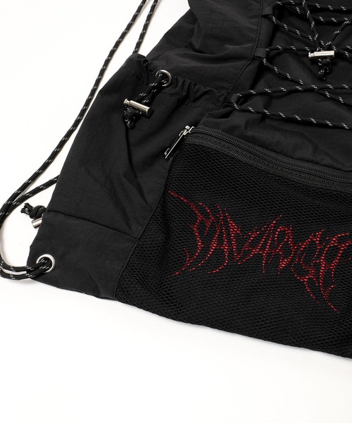 DEVICE(デバイス)の「【DEVICE × ゆーすけコラボ】Savadge ロゴ刺繍 アソート ドローコード ナップサック リュック(バックパック/リュック・メンズ・カモフラージュ/ブラック/ブラック系その他・FREE)」の4枚目の写真