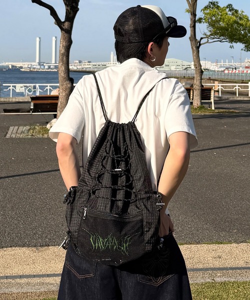 DEVICE(デバイス)の「【DEVICE × ゆーすけコラボ】Savadge ロゴ刺繍 アソート ドローコード ナップサック リュック(バックパック/リュック・メンズ・カモフラージュ/ブラック/ブラック系その他・FREE)」の19枚目の写真