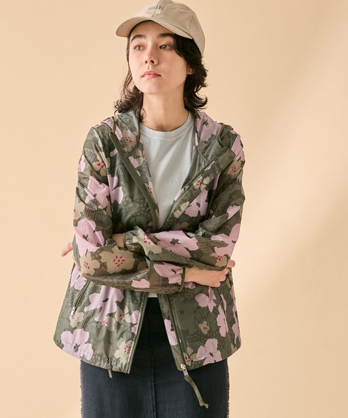 AIGLE(エーグル)の「UVカット 撥水 プリントフーデッドジャケット RP(ナイロンジャケット・レディース・モスグリーン・36/42/44/38/40/34)」の2枚目の写真