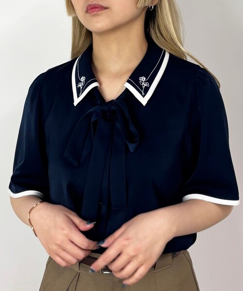NICOLE CLUB（ニコル　クラブ）の「パイピングカラーブラウス（シャツ/ブラウス・レディース・サックスブルー/オフホワイト/ネイビー/ピンク・M）」の2枚目の写真