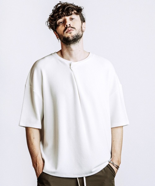 NO ID.(ノーアイディ)の「【NO ID.】Irregular Neck T-Shirt / イレギュラーネック Tシャツ(Tシャツ/カットソー・メンズ・ホワイト/ブラック/グレー・ONE SIZE)」の9枚目の写真