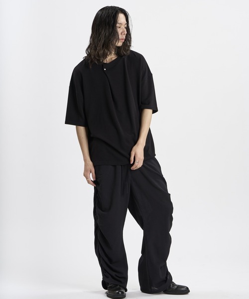 NO ID.(ノーアイディ)の「【NO ID.】Irregular Neck T-Shirt / イレギュラーネック Tシャツ(Tシャツ/カットソー・メンズ・ホワイト/ブラック/グレー・ONE SIZE)」の18枚目の写真