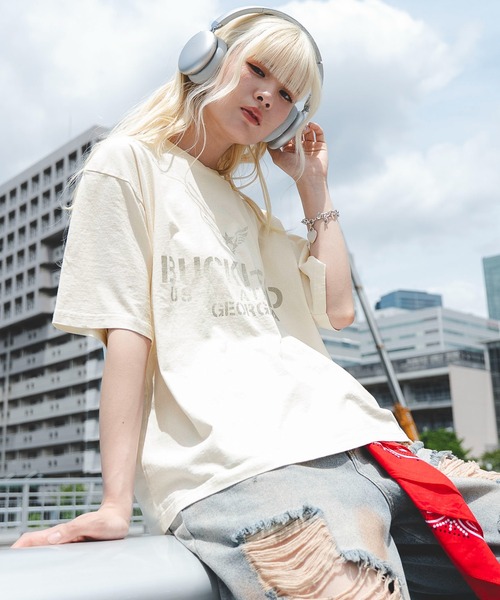 WEGO(ウィゴー)の「WEGO/ステンシルロゴグラフィックT(Tシャツ/カットソー・メンズ・ブラック/アイボリー・MEDIUM/LARGE)」の1枚目の写真
