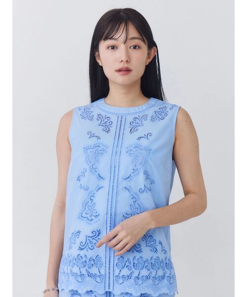 TONAL(トーナル)の「エンブロイダリークルーネックブラウス(シャツ/ブラウス・レディース・ブルー/ブラック/オフホワイト・MEDIUM)」の4枚目の写真