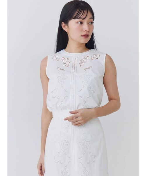 TONAL(トーナル)の「エンブロイダリークルーネックブラウス(シャツ/ブラウス・レディース・ブルー/ブラック/オフホワイト・MEDIUM)」の5枚目の写真