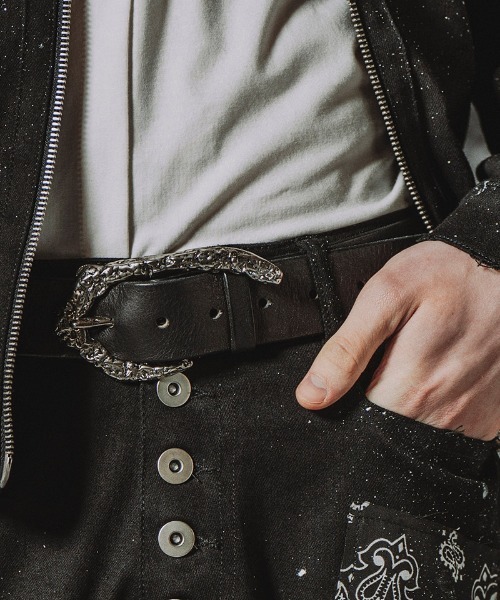 NO ID.(ノーアイディ)の「mko13724-モルテンバックルレザーベルト(859088-529E)(ベルト・メンズ・ブラック・ONE SIZE)」の2枚目の写真