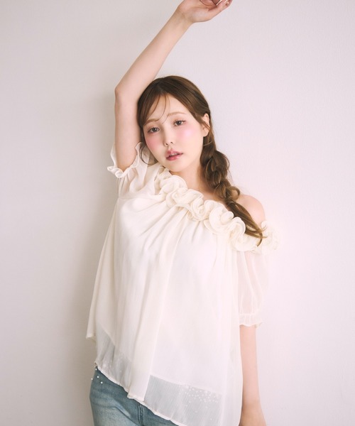 miune（ミューヌ）の「フリルシフォンオフショルダートップス（シャツ/ブラウス・レディース・ホワイト/ブラック/クリーム・FREE）」の3枚目の写真
