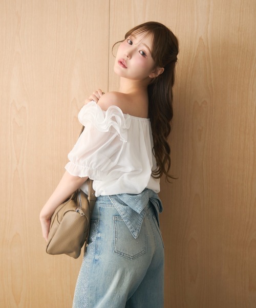miune（ミューヌ）の「フリルシフォンオフショルダートップス（シャツ/ブラウス・レディース・ホワイト/ブラック/クリーム・FREE）」の10枚目の写真