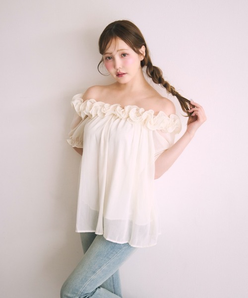 miune（ミューヌ）の「フリルシフォンオフショルダートップス（シャツ/ブラウス・レディース・ホワイト/ブラック/クリーム・FREE）」の4枚目の写真