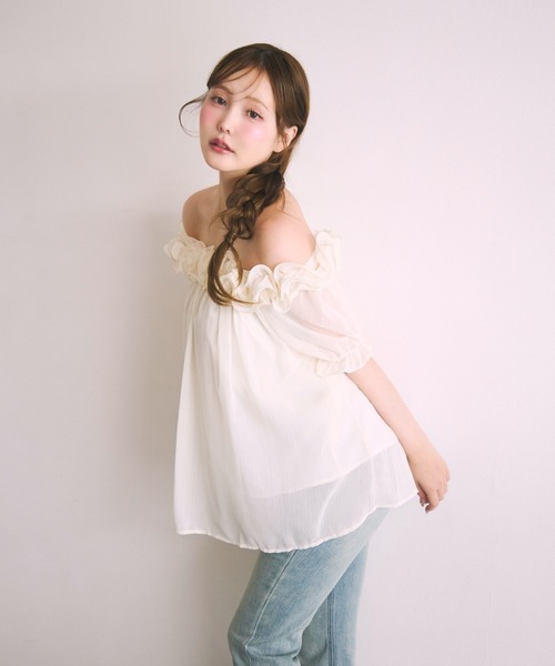 miune（ミューヌ）の「フリルシフォンオフショルダートップス（シャツ/ブラウス・レディース・ホワイト/ブラック/クリーム・FREE）」の5枚目の写真