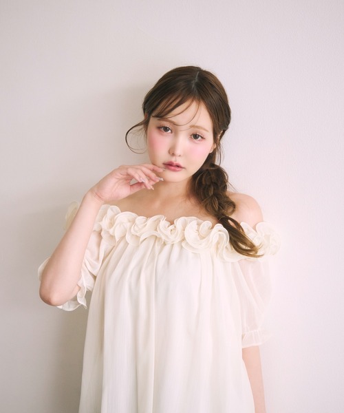 miune（ミューヌ）の「フリルシフォンオフショルダートップス（シャツ/ブラウス・レディース・ホワイト/ブラック/クリーム・FREE）」の6枚目の写真
