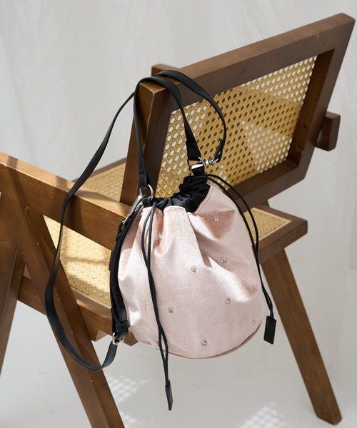 MAGASIN DE MODE Chou Chou(マガジンデモードシュシュ)の「【MAGASIN DE MODE Chou Chou】ベロアビジュー巾着ショルダー オケージョン/結婚式/二次会/パーティー SNBD(ショルダーバッグ・レディース・ブラック/ピンクベージュ/ネイビー・FREE)」の3枚目の写真
