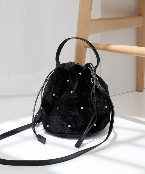 MAGASIN DE MODE Chou Chou(マガジンデモードシュシュ)の「【MAGASIN DE MODE Chou Chou】ベロアビジュー巾着ショルダー オケージョン/結婚式/二次会/パーティー SNBD(ショルダーバッグ・レディース・ブラック/ピンクベージュ/ネイビー・FREE)」の1枚目の写真