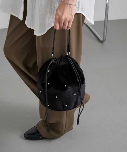 MAGASIN DE MODE Chou Chou(マガジンデモードシュシュ)の「【MAGASIN DE MODE Chou Chou】ベロアビジュー巾着ショルダー オケージョン/結婚式/二次会/パーティー SNBD(ショルダーバッグ・レディース・ブラック/ピンクベージュ/ネイビー・FREE)」の4枚目の写真