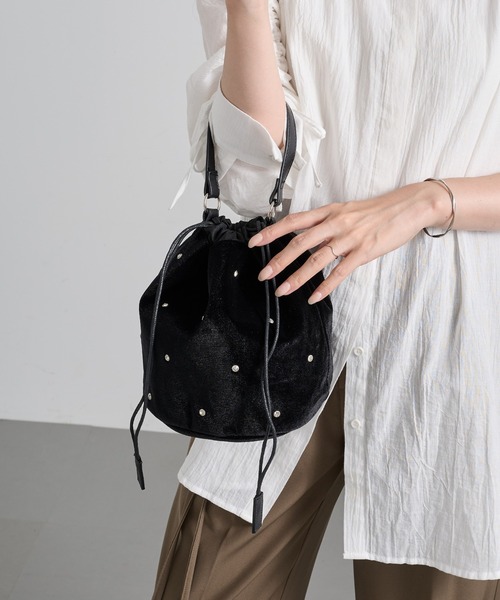 MAGASIN DE MODE Chou Chou(マガジンデモードシュシュ)の「【MAGASIN DE MODE Chou Chou】ベロアビジュー巾着ショルダー オケージョン/結婚式/二次会/パーティー SNBD(ショルダーバッグ・レディース・ブラック/ピンクベージュ/ネイビー・FREE)」の5枚目の写真