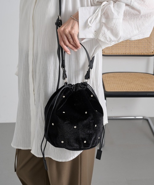 MAGASIN DE MODE Chou Chou(マガジンデモードシュシュ)の「【MAGASIN DE MODE Chou Chou】ベロアビジュー巾着ショルダー オケージョン/結婚式/二次会/パーティー SNBD(ショルダーバッグ・レディース・ブラック/ピンクベージュ/ネイビー・FREE)」の6枚目の写真