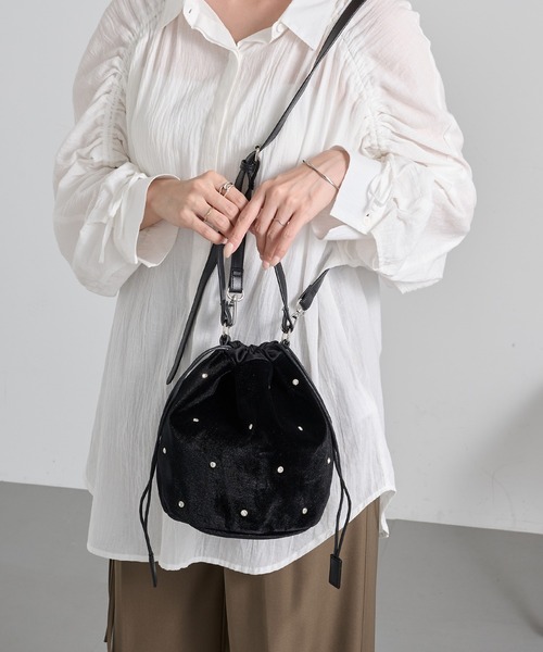 MAGASIN DE MODE Chou Chou(マガジンデモードシュシュ)の「【MAGASIN DE MODE Chou Chou】ベロアビジュー巾着ショルダー オケージョン/結婚式/二次会/パーティー SNBD(ショルダーバッグ・レディース・ブラック/ピンクベージュ/ネイビー・FREE)」の8枚目の写真
