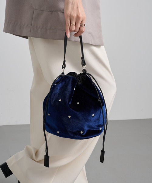 MAGASIN DE MODE Chou Chou(マガジンデモードシュシュ)の「【MAGASIN DE MODE Chou Chou】ベロアビジュー巾着ショルダー オケージョン/結婚式/二次会/パーティー SNBD(ショルダーバッグ・レディース・ブラック/ピンクベージュ/ネイビー・FREE)」の11枚目の写真