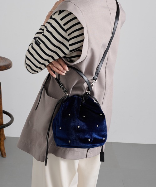 MAGASIN DE MODE Chou Chou(マガジンデモードシュシュ)の「【MAGASIN DE MODE Chou Chou】ベロアビジュー巾着ショルダー オケージョン/結婚式/二次会/パーティー SNBD(ショルダーバッグ・レディース・ブラック/ピンクベージュ/ネイビー・FREE)」の12枚目の写真