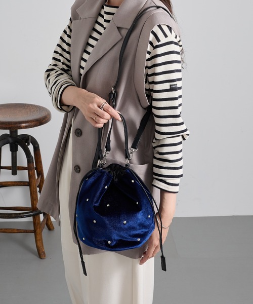 MAGASIN DE MODE Chou Chou(マガジンデモードシュシュ)の「【MAGASIN DE MODE Chou Chou】ベロアビジュー巾着ショルダー オケージョン/結婚式/二次会/パーティー SNBD(ショルダーバッグ・レディース・ブラック/ピンクベージュ/ネイビー・FREE)」の15枚目の写真