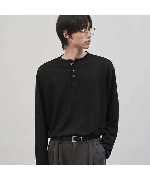 WORK ON BODY OFF(ワークオンボディオフ)の「レスティッドセミオーバーフィットヘンリーネックニット(4カラー)(ニット/セーター・メンズ・ブラウン/チャコール/ホワイト/ブラック・LARGE/MEDIUM/SMALL/X-LARGE/XX-LARGE)」の1枚目の写真