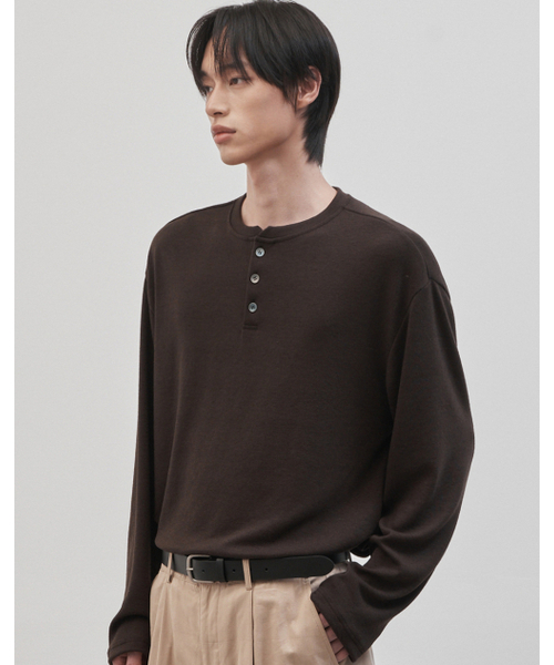 WORK ON BODY OFF(ワークオンボディオフ)の「レスティッドセミオーバーフィットヘンリーネックニット(4カラー)(ニット/セーター・メンズ・ブラウン/チャコール/ホワイト/ブラック・LARGE/MEDIUM/SMALL/X-LARGE/XX-LARGE)」の9枚目の写真
