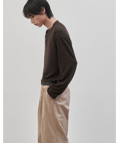 WORK ON BODY OFF(ワークオンボディオフ)の「レスティッドセミオーバーフィットヘンリーネックニット(4カラー)(ニット/セーター・メンズ・ブラウン/チャコール/ホワイト/ブラック・LARGE/MEDIUM/SMALL/X-LARGE/XX-LARGE)」の10枚目の写真