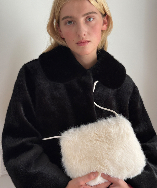 SINOON(シヌーン)の「SN Mini Fur Cross Bag (Ivory)(メッセンジャーバッグ・レディース・アイボリー・FREE)」の4枚目の写真