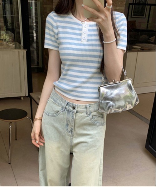 ＆soiree（アンドソワレ）の「ボーダー柄ヘンリーネック半袖ニットトップス（その他トップス・レディース・ブルー・LARGE/MEDIUM/SMALL）」の2枚目の写真