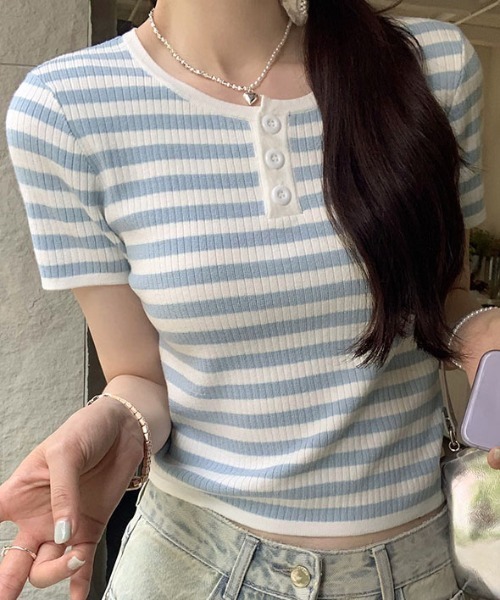 ＆soiree（アンドソワレ）の「ボーダー柄ヘンリーネック半袖ニットトップス（その他トップス・レディース・ブルー・LARGE/MEDIUM/SMALL）」の3枚目の写真