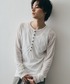 Shoowtime（ショウタイム）の「Modern Detail Deep Henley Neck Long-Sleeve T-Shirt / モードディテール ディープヘンリーネックロングTシャツ（Tシャツ/カットソー・MEDIUM）」