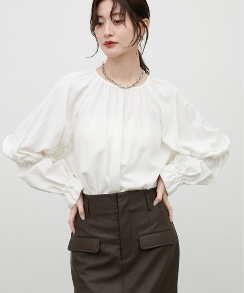 LARUTA(ラルータ)の「【LARUTA】ラグランギャザースリーブブラウス(シャツ/ブラウス・レディース・オフホワイト/ブラック/ブラウン・FREE)」の2枚目の写真