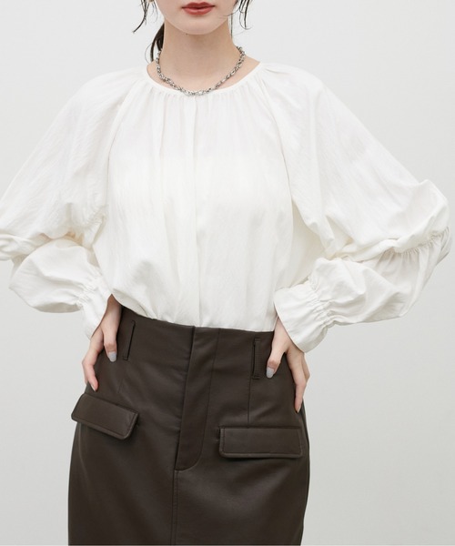 LARUTA(ラルータ)の「【LARUTA】ラグランギャザースリーブブラウス(シャツ/ブラウス・レディース・オフホワイト/ブラック/ブラウン・FREE)」の4枚目の写真