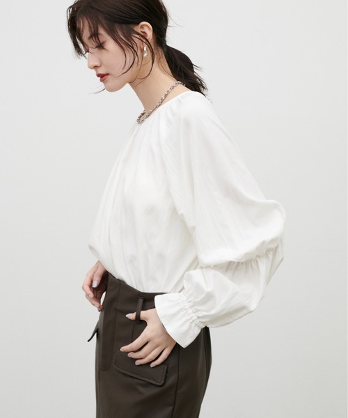 LARUTA(ラルータ)の「【LARUTA】ラグランギャザースリーブブラウス(シャツ/ブラウス・レディース・オフホワイト/ブラック/ブラウン・FREE)」の5枚目の写真
