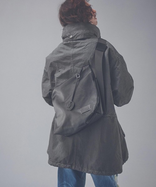 ADAM PATEK(アダムパテック)の「mko13958-w-r leather medium shoulder bag ショルダーバッグ(AP2629020)(ショルダーバッグ・メンズ・ブラック・FREE)」の4枚目の写真