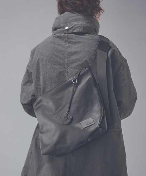 ADAM PATEK(アダムパテック)の「mko13958-w-r leather medium shoulder bag ショルダーバッグ(AP2629020)(ショルダーバッグ・メンズ・ブラック・FREE)」の5枚目の写真