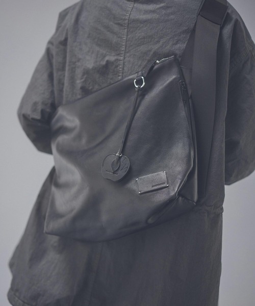 ADAM PATEK(アダムパテック)の「mko13958-w-r leather medium shoulder bag ショルダーバッグ(AP2629020)(ショルダーバッグ・メンズ・ブラック・FREE)」の6枚目の写真