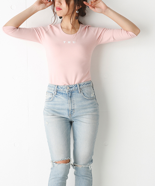 SLY（スライ）の「WEEK LOGO 7分袖 TOPS（Tシャツ/カットソー・レディース・ネイビー/ライトピンク/ブラック/ライトブルー/ホワイト/レッド/ライトイエロー・2/1）」の6枚目の写真