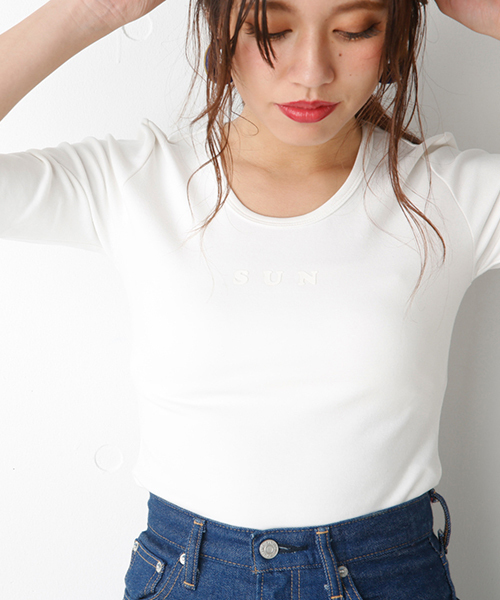 SLY（スライ）の「WEEK LOGO 7分袖 TOPS（Tシャツ/カットソー・レディース・ネイビー/ライトピンク/ブラック/ライトブルー/ホワイト/レッド/ライトイエロー・2/1）」の2枚目の写真