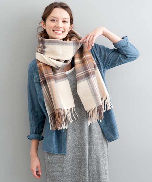 green label relaxing（グリーンレーベルリラクシング）の「GLEN PRINCE チェックストール（ストール/ショール・レディース・ベージュ/オリーブ/ワイン・フリー）」の9枚目の写真