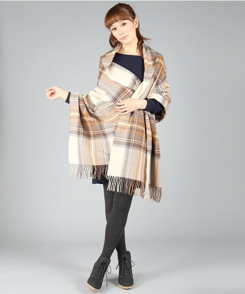 green label relaxing（グリーンレーベルリラクシング）の「GLEN PRINCE チェックストール（ストール/ショール・レディース・ベージュ/オリーブ/ワイン・フリー）」の7枚目の写真