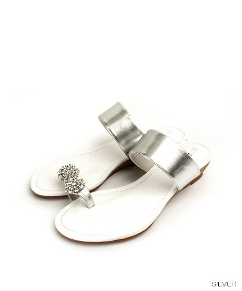 RANDA（ランダ）の「【足にフィットするよう履き心地を追求】サムリングビジューサンダル（サンダル・レディース・シルバー/ブルー/ホワイト・SS/LL/M/S/L）」の4枚目の写真