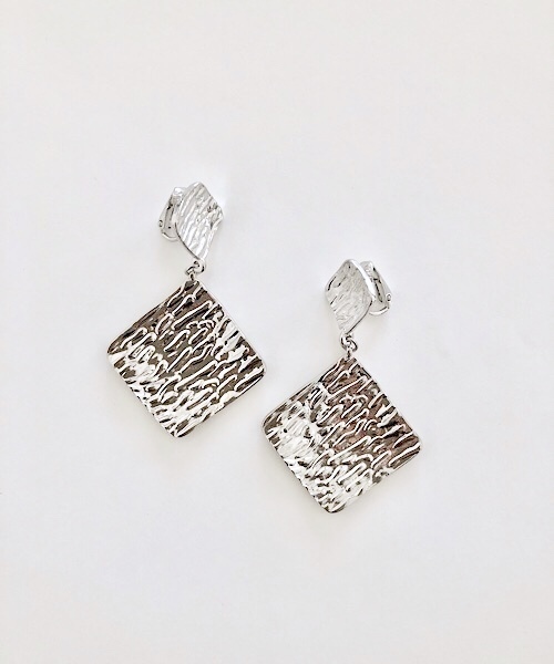 TIMELESS&THREE（タイムレスアンドスリー）の「メタルイヤリング（イヤリング・レディース・A/B/C/D/E/F/G/H/I/J/K/L/M/N/O/P/S/V/W/R/T/U/Q/X/その他1/Y/Z/その他2/その他3/その他4/その他5/その他6/その他7/その他8/その他9・FREE）」の6枚目の写真