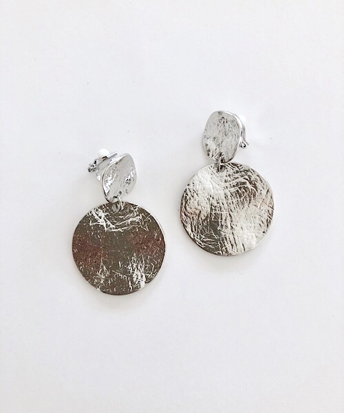 TIMELESS&THREE（タイムレスアンドスリー）の「メタルイヤリング（イヤリング・レディース・A/B/C/D/E/F/G/H/I/J/K/L/M/N/O/P/S/V/W/R/T/U/Q/X/その他1/Y/Z/その他2/その他3/その他4/その他5/その他6/その他7/その他8/その他9・FREE）」の8枚目の写真