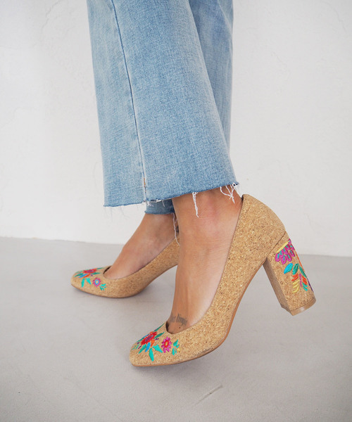 ALEXIA STAM（アリシアスタン）の「Floral Embroidered Pumps/フラワー刺繍パンプス（パンプス・レディース・ベージュ系その他・S/M/L）」の4枚目の写真
