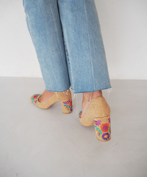 ALEXIA STAM（アリシアスタン）の「Floral Embroidered Pumps/フラワー刺繍パンプス（パンプス・レディース・ベージュ系その他・S/M/L）」の3枚目の写真