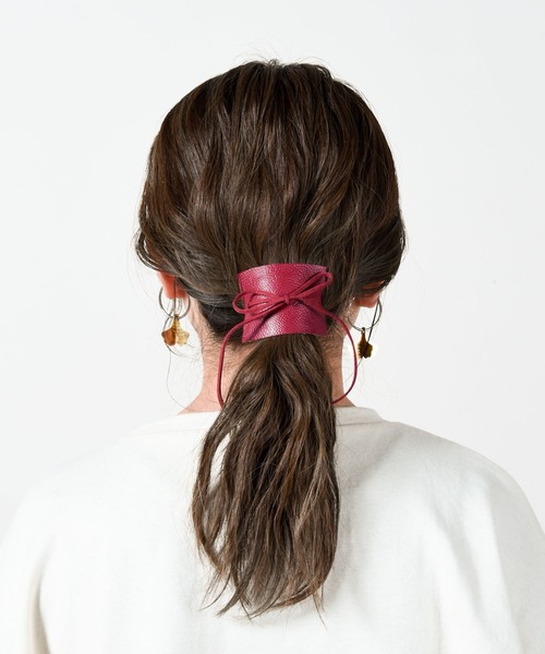 CALIFORNIA OUTFITTERS(カリフォルニア アウトフィッターズ)の「【LULKA(ルールカ)】フェイクレザーヘアアレンジポニーフック(その他ヘアアクセサリー・レディース・ホワイト/ベージュ/ブラウン/レッド/カーキ/ブラウン系その他/ピンク系その他・ONESIZE)」の1枚目の写真