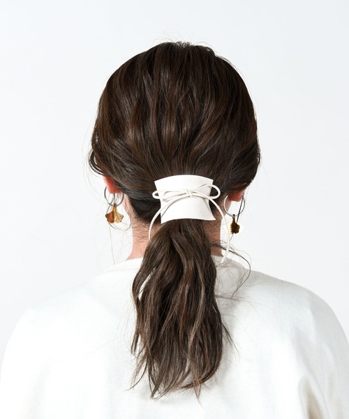 CALIFORNIA OUTFITTERS(カリフォルニア アウトフィッターズ)の「【LULKA(ルールカ)】フェイクレザーヘアアレンジポニーフック(その他ヘアアクセサリー・レディース・ホワイト/ベージュ/ブラウン/レッド/カーキ/ブラウン系その他/ピンク系その他・ONESIZE)」の2枚目の写真