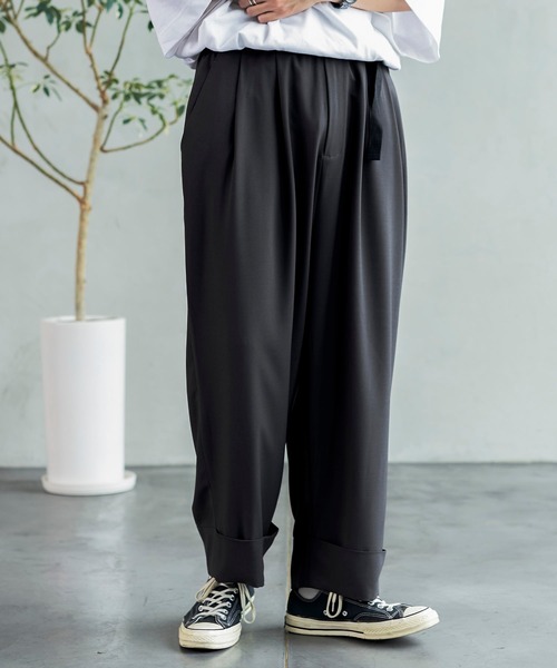 shiki tokyo（シキトウキョウ）の「Double Roll Wide Easy Pants / ダブルロールワイドイージーパンツ（その他パンツ・メンズ・チャコールグレー/オフホワイト/グレイッシュベージュ・SMALL/MEDIUM/LARGE）」の4枚目の写真